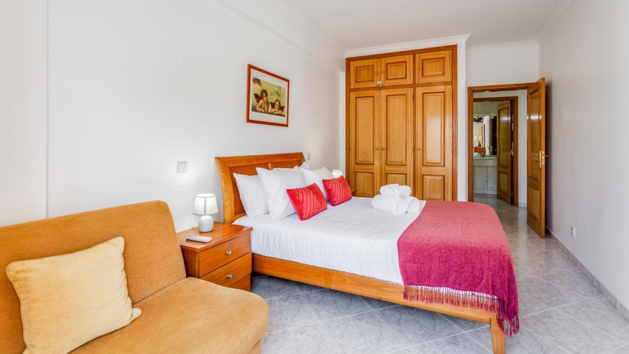 Serene W/ Balcony And Pool By Lovelystay Apartment Quarteira