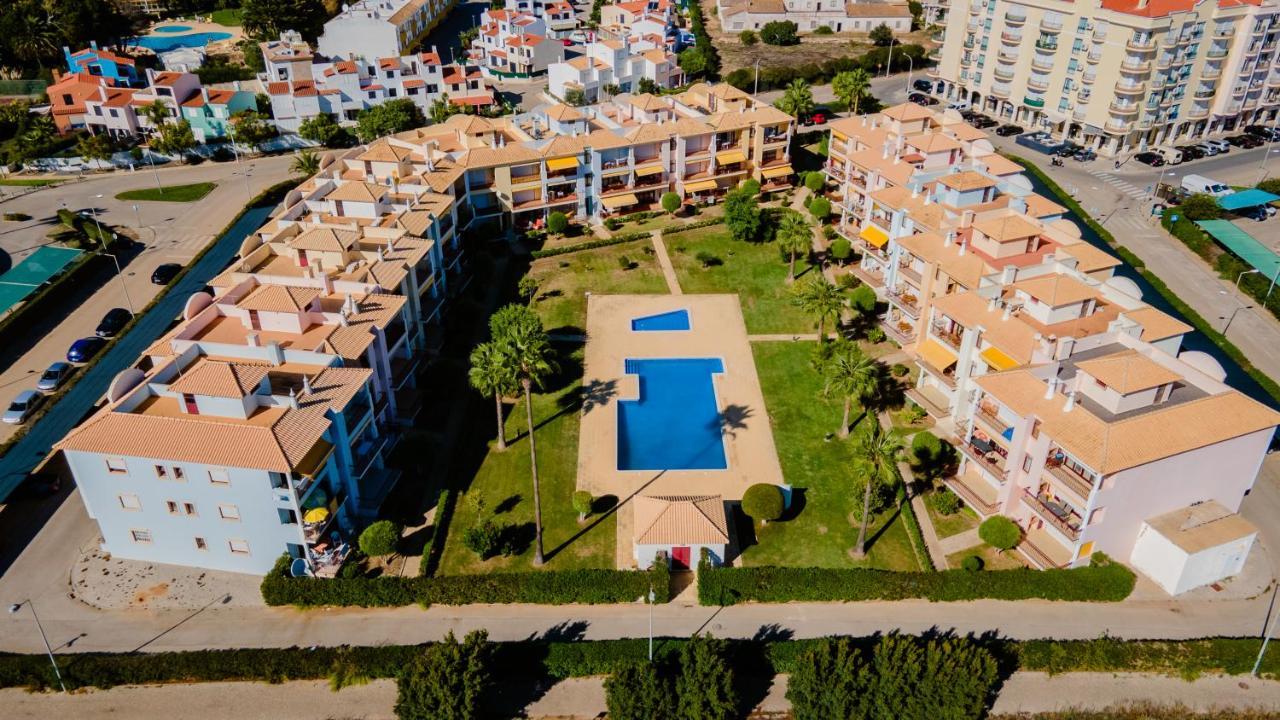 Apartment Serene W/ Balcony And Pool By Lovelystay Quarteira