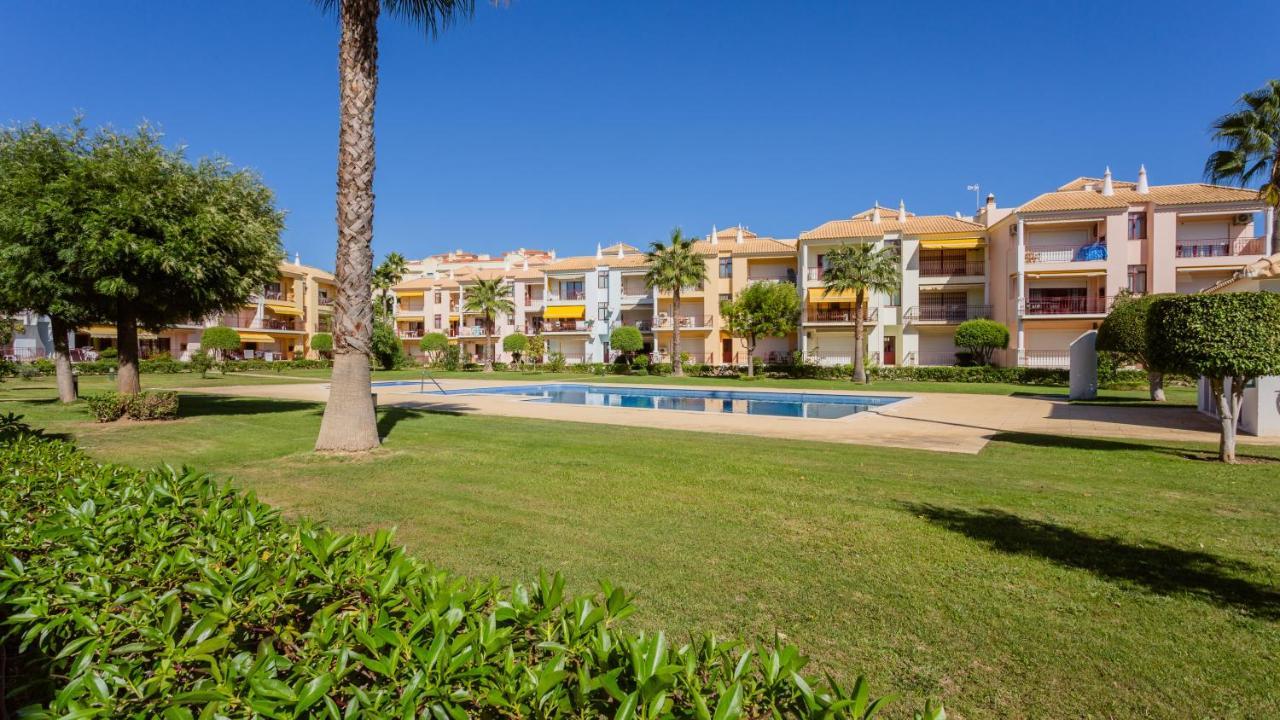Serene W/ Balcony And Pool By Lovelystay Apartment Quarteira